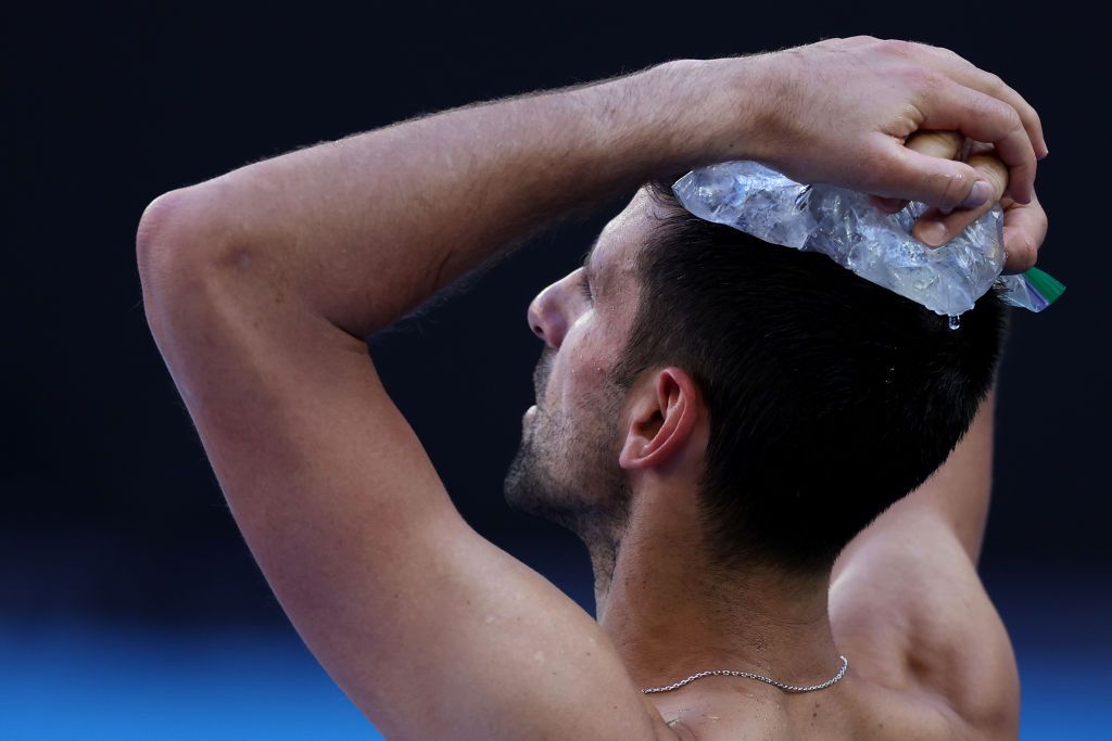 Djokovic, „extraterestru” în ciuda insolației: punctele de maestru prin care s-a calificat în a 11-a semifinală la Melbourne_2