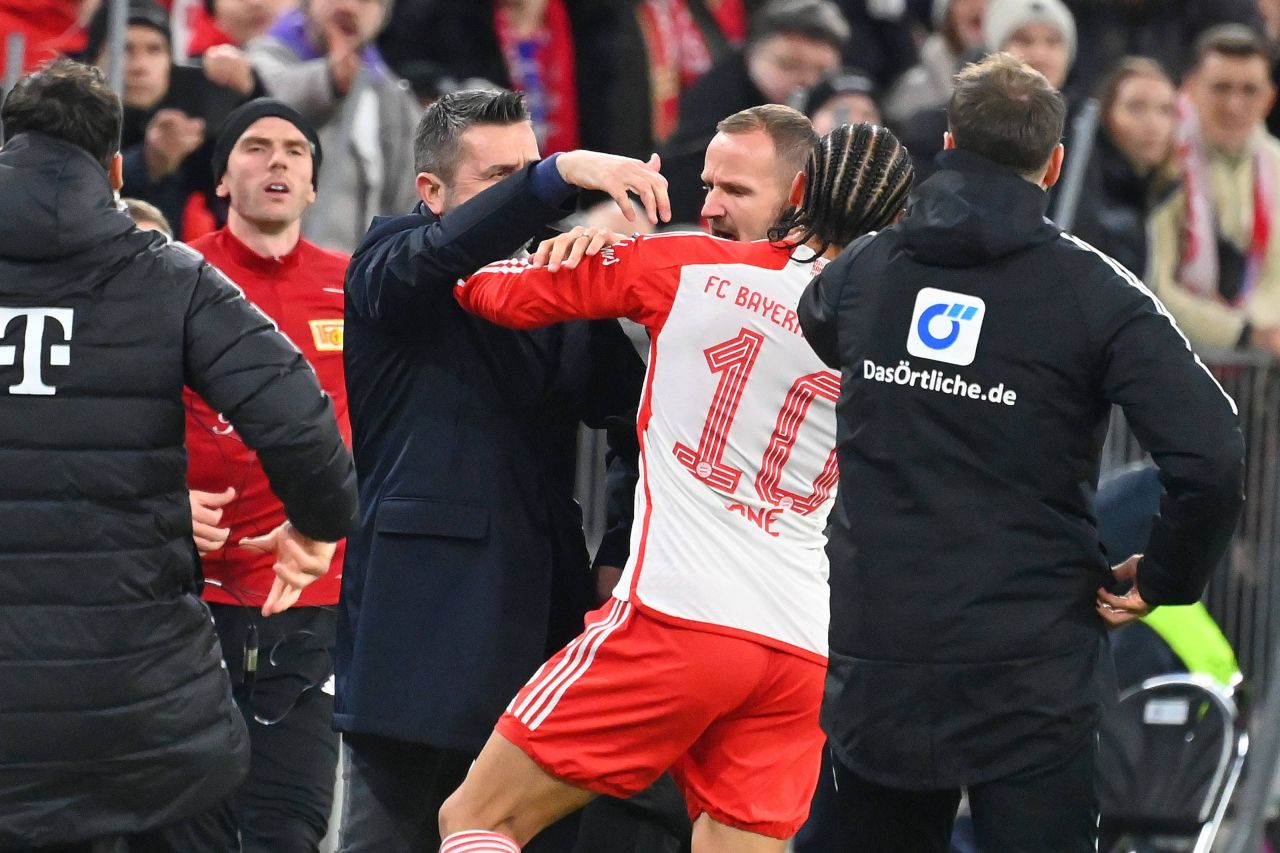 Scandal în Bundesliga: Leroy Sane, pălmuit de antrenorul adversarei: "M-a provocat!"_16