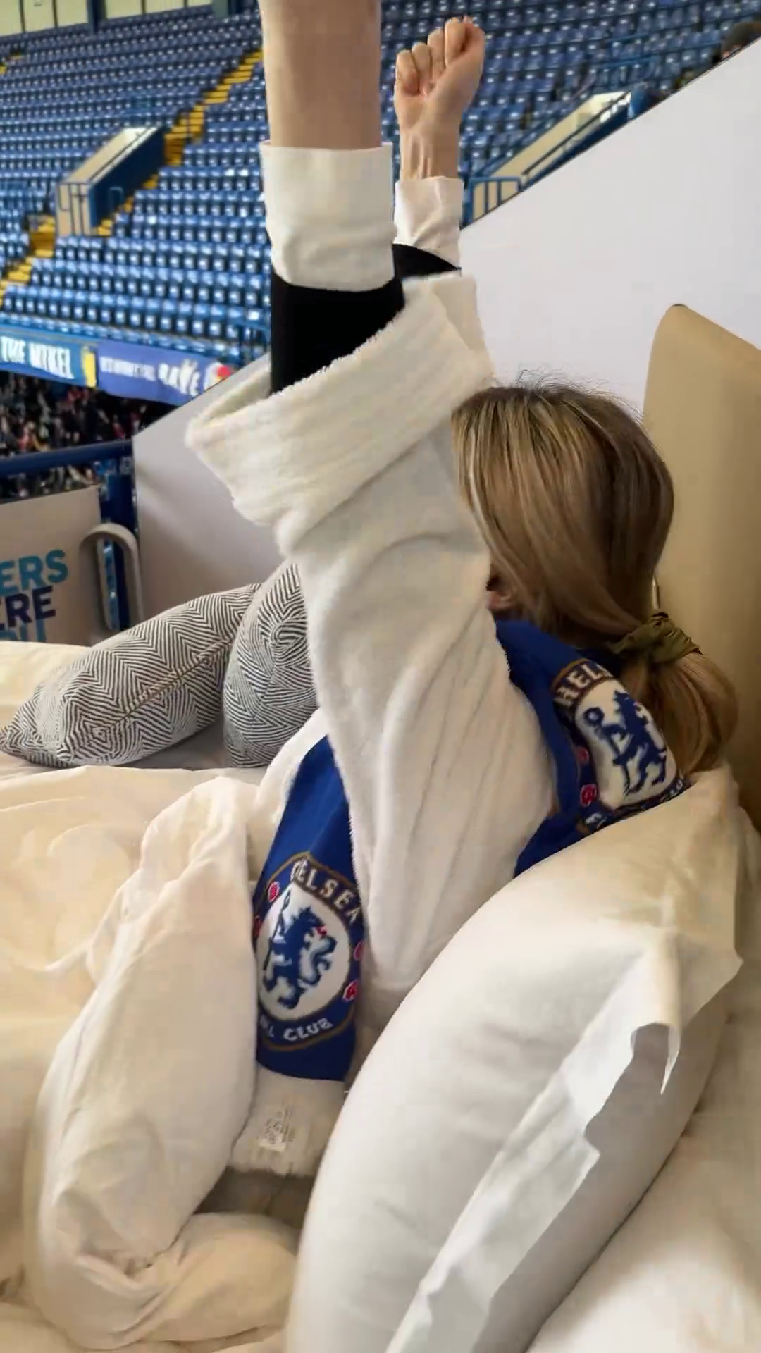 În pat pe Stamford Bridge! Starul TV s-a filmat urmărind meciul lui Chelsea dintr-o lojă specială de pe stadion_21