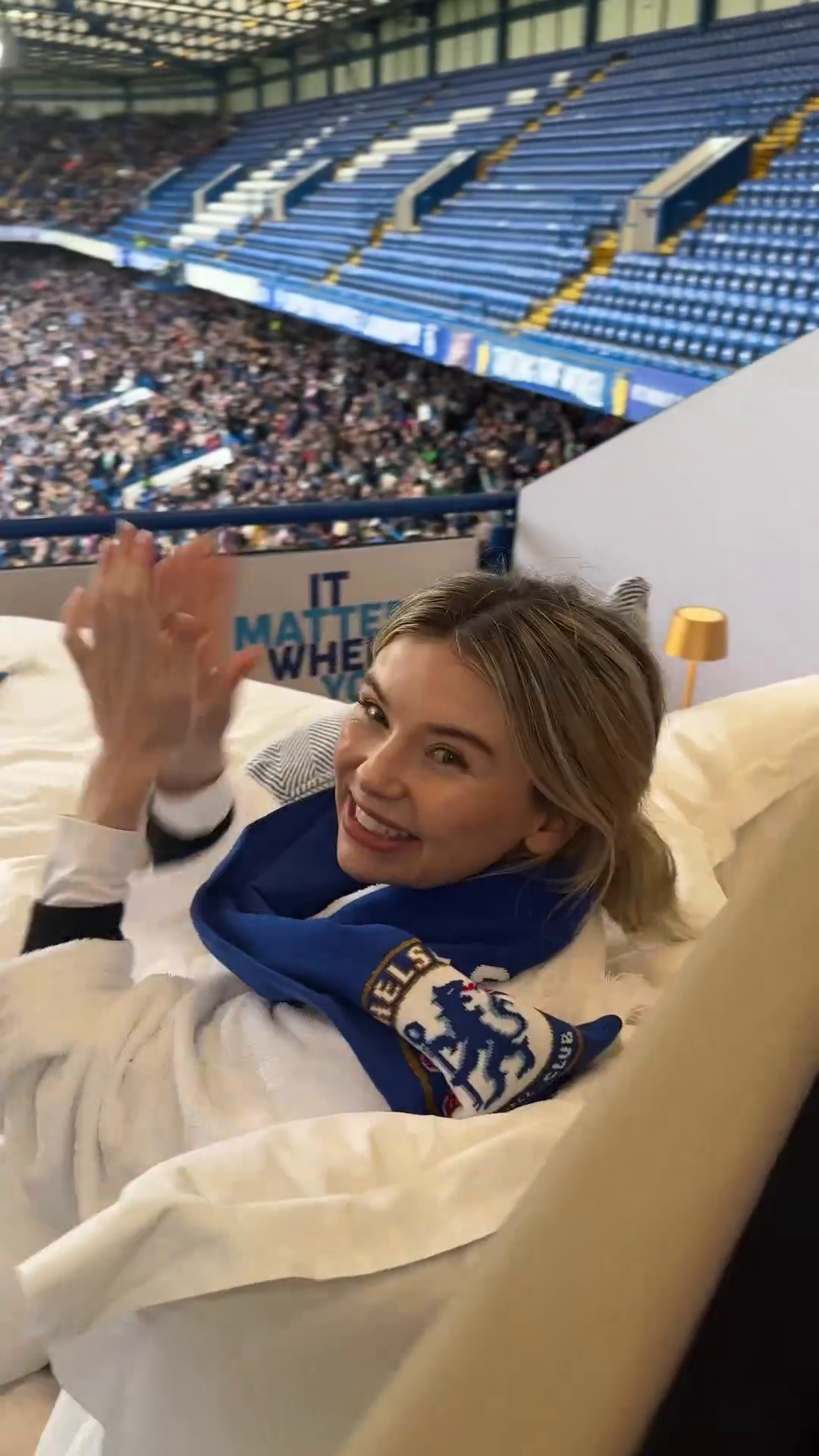 În pat pe Stamford Bridge! Starul TV s-a filmat urmărind meciul lui Chelsea dintr-o lojă specială de pe stadion_22