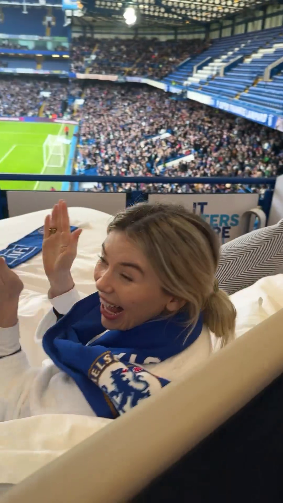 În pat pe Stamford Bridge! Starul TV s-a filmat urmărind meciul lui Chelsea dintr-o lojă specială de pe stadion_23
