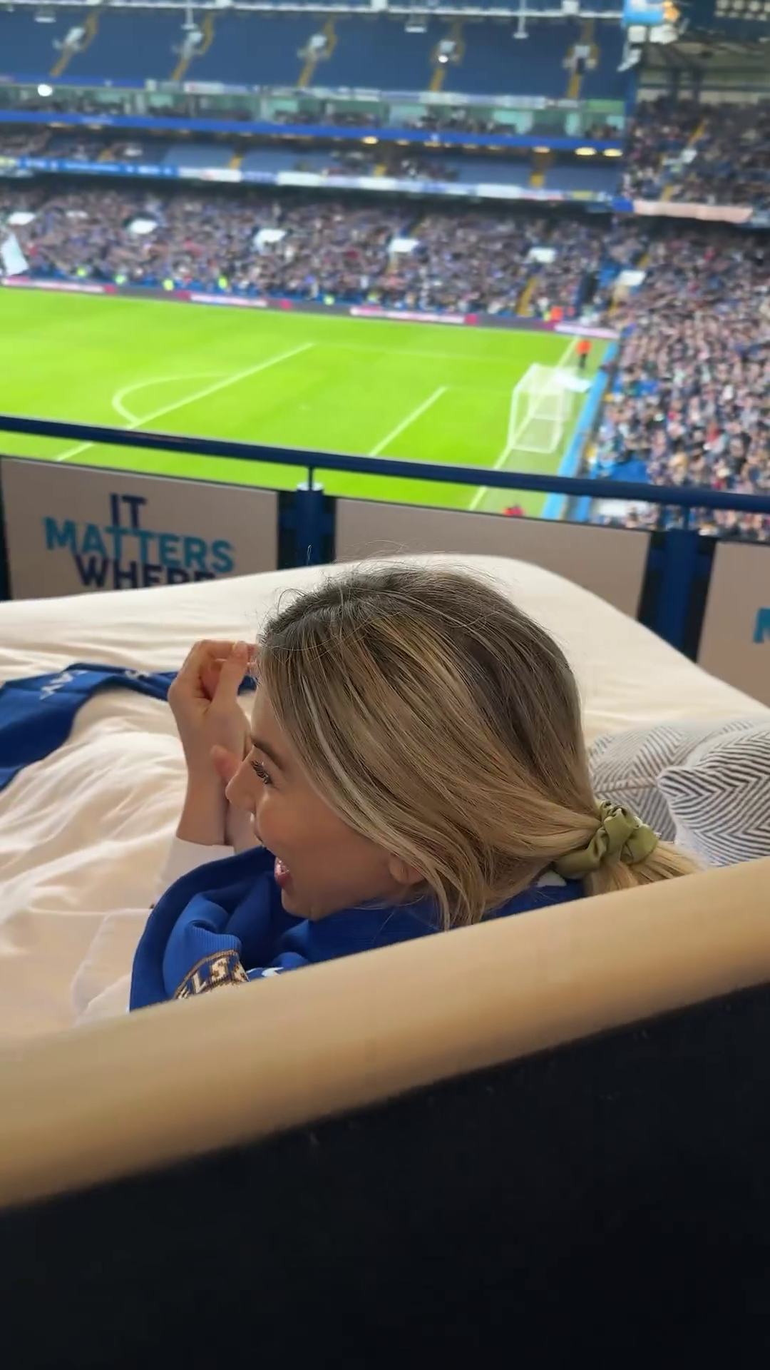 În pat pe Stamford Bridge! Starul TV s-a filmat urmărind meciul lui Chelsea dintr-o lojă specială de pe stadion_24