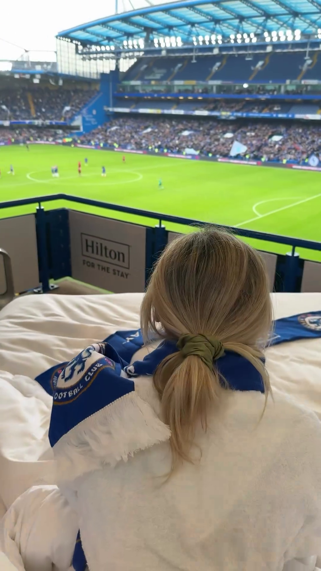 În pat pe Stamford Bridge! Starul TV s-a filmat urmărind meciul lui Chelsea dintr-o lojă specială de pe stadion_25