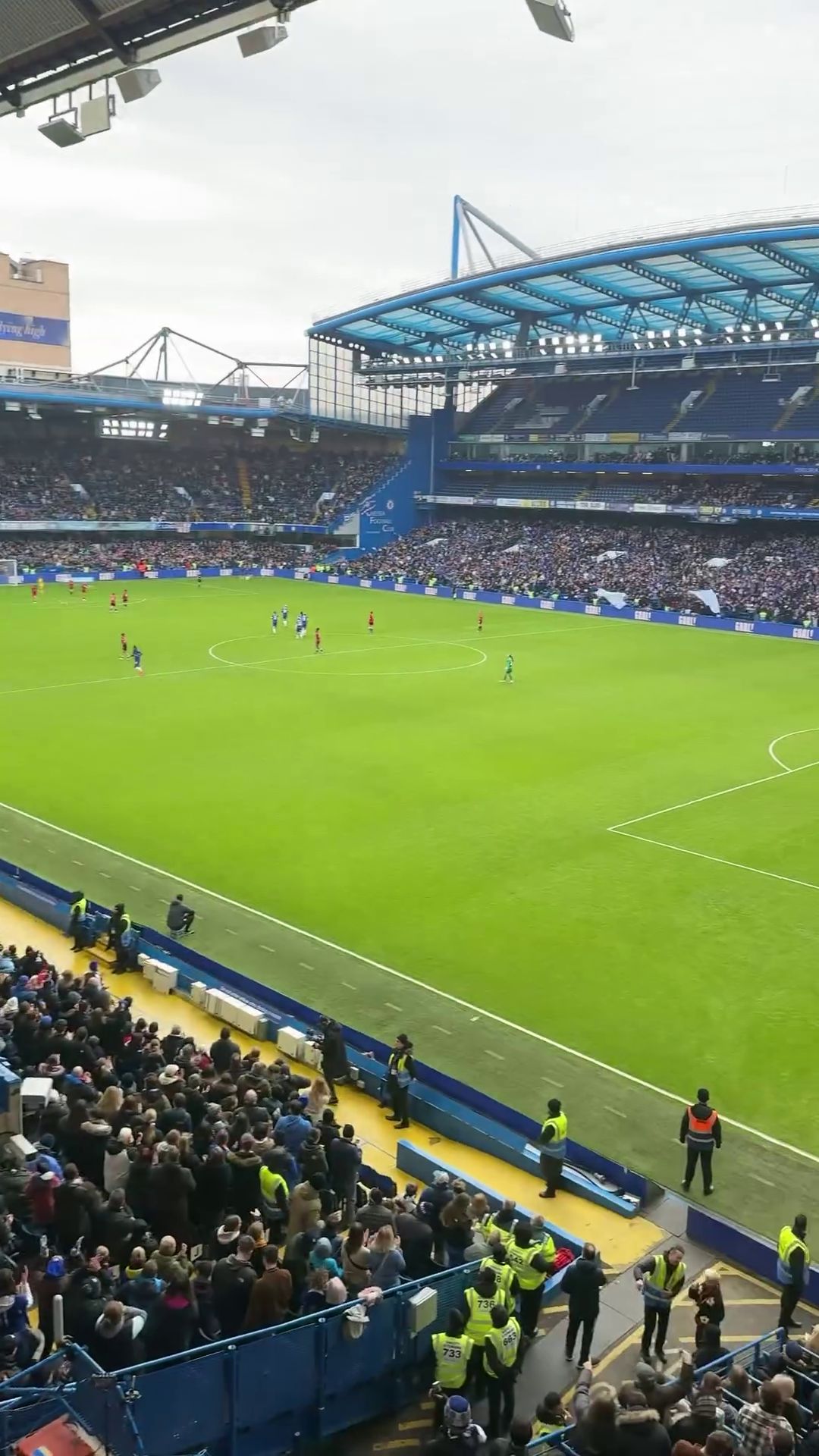 În pat pe Stamford Bridge! Starul TV s-a filmat urmărind meciul lui Chelsea dintr-o lojă specială de pe stadion_29