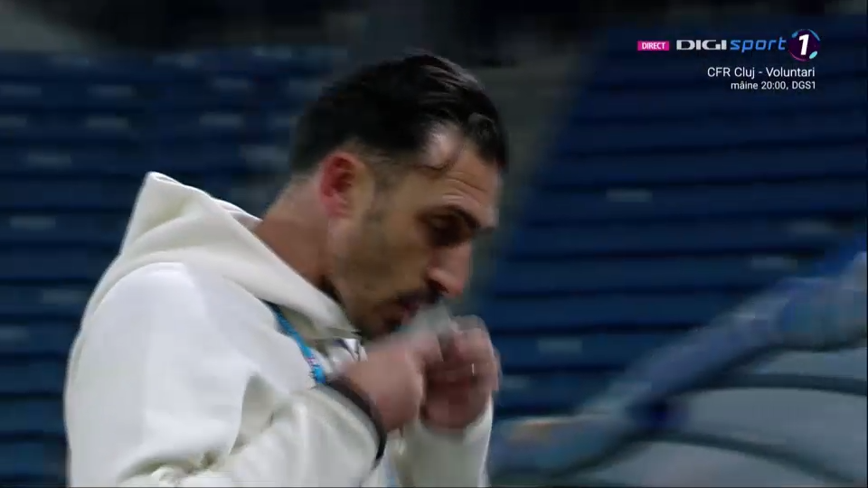 A 'învățat' de la cei mai buni! Elias Charalambous, surprins pupând icoanele după al doilea gol al FCSB-ului_3