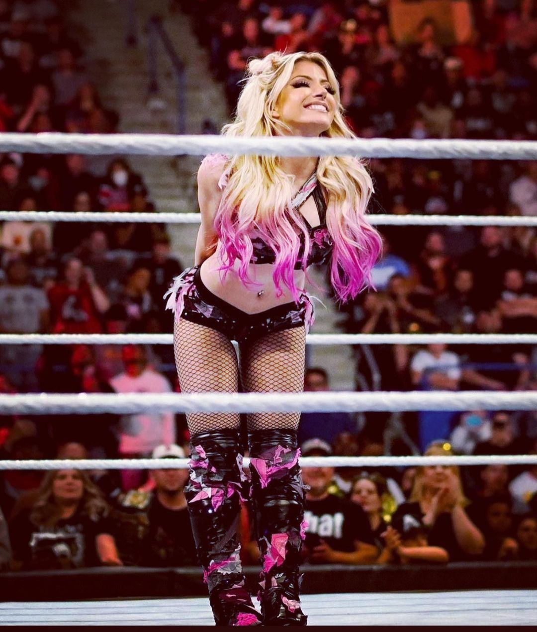 Cum arată Alexa Bliss, cea mai sexy concurentă din WWE care își face praf adversarele cu fiecare ocazie_24