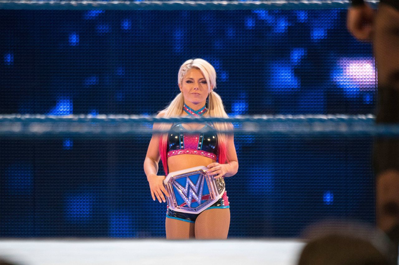 Cum arată Alexa Bliss, cea mai sexy concurentă din WWE care își face praf adversarele cu fiecare ocazie_53