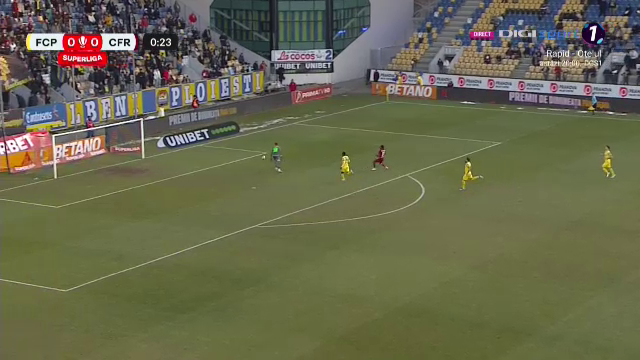 Ratare imensă în primele 20 de secunde ale meciului Petrolul Ploiești - CFR Cluj_13