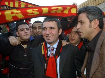 
	Cât de iubit e Hagi de Galatasaray? Trei momente care arată că nu va fi uitat niciodată: plătit ca un &rdquo;Rege&rdquo;, nebunia unui fan și imprimeu pe piele

