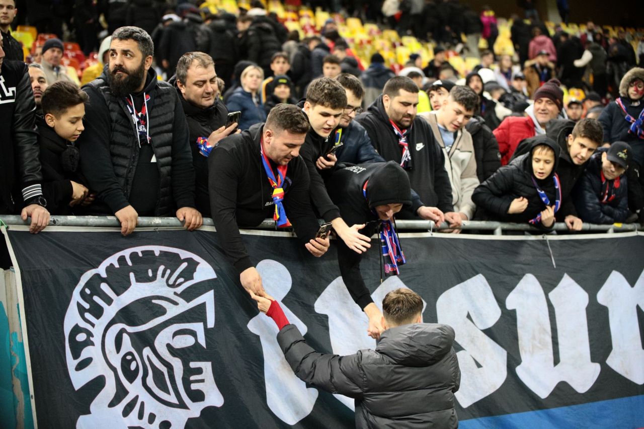 Tavi Popescu Show. Spectatorii i-au lăsat copiii în brațe pe teren și i-au întins telefoanele jucătorului FCSB!_16
