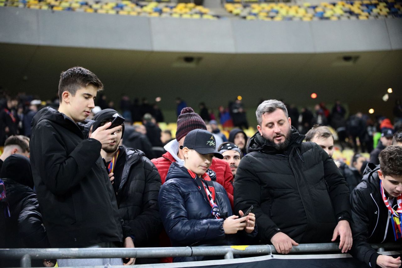 Tavi Popescu Show. Spectatorii i-au lăsat copiii în brațe pe teren și i-au întins telefoanele jucătorului FCSB!_21