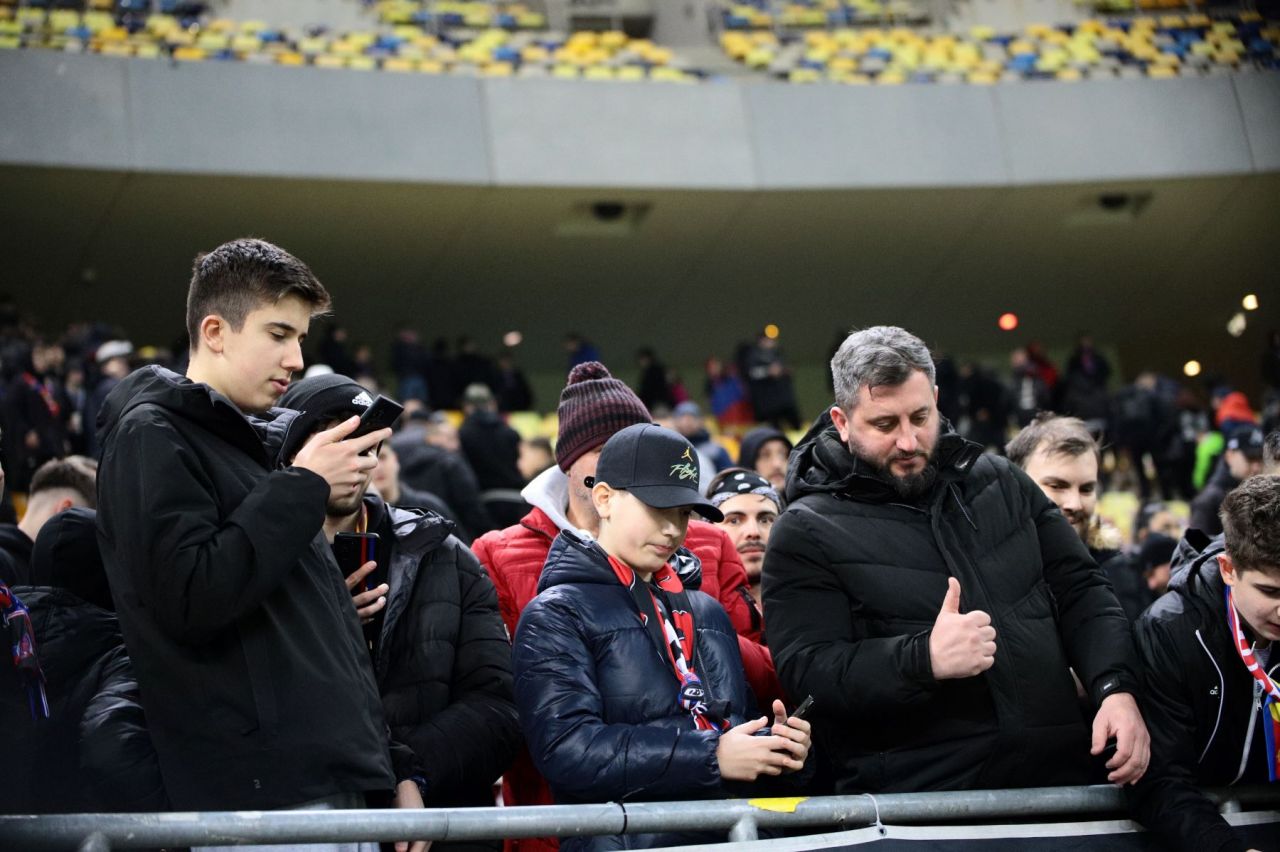 Tavi Popescu Show. Spectatorii i-au lăsat copiii în brațe pe teren și i-au întins telefoanele jucătorului FCSB!_22
