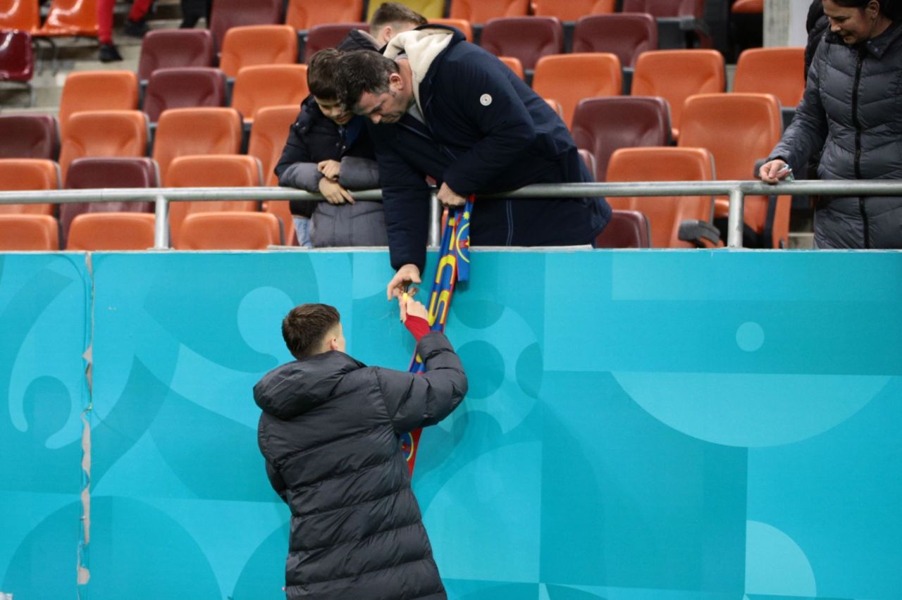 Tavi Popescu Show. Spectatorii i-au lăsat copiii în brațe pe teren și i-au întins telefoanele jucătorului FCSB!_23