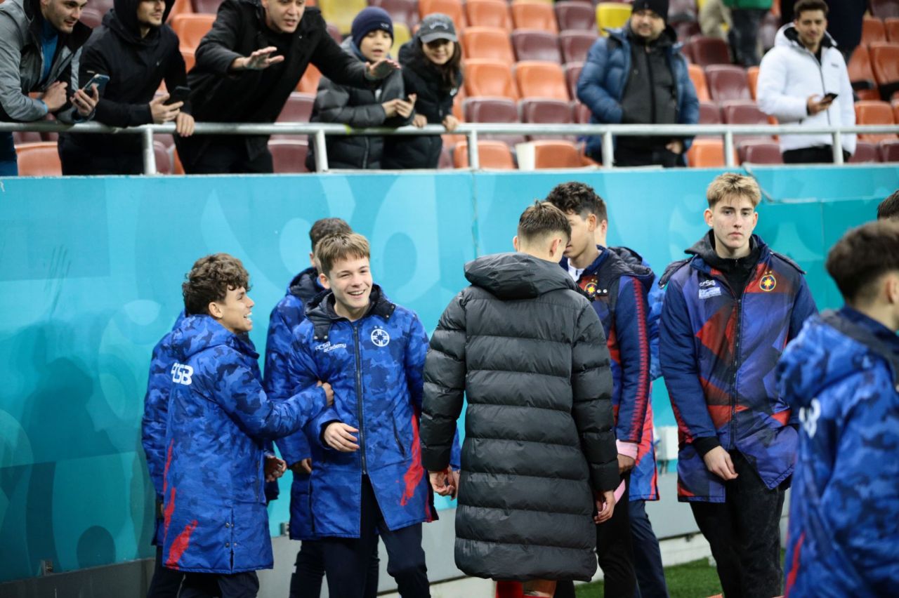 Tavi Popescu Show. Spectatorii i-au lăsat copiii în brațe pe teren și i-au întins telefoanele jucătorului FCSB!_25