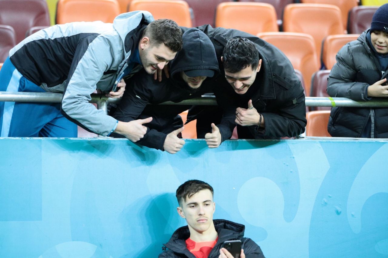 Tavi Popescu Show. Spectatorii i-au lăsat copiii în brațe pe teren și i-au întins telefoanele jucătorului FCSB!_26