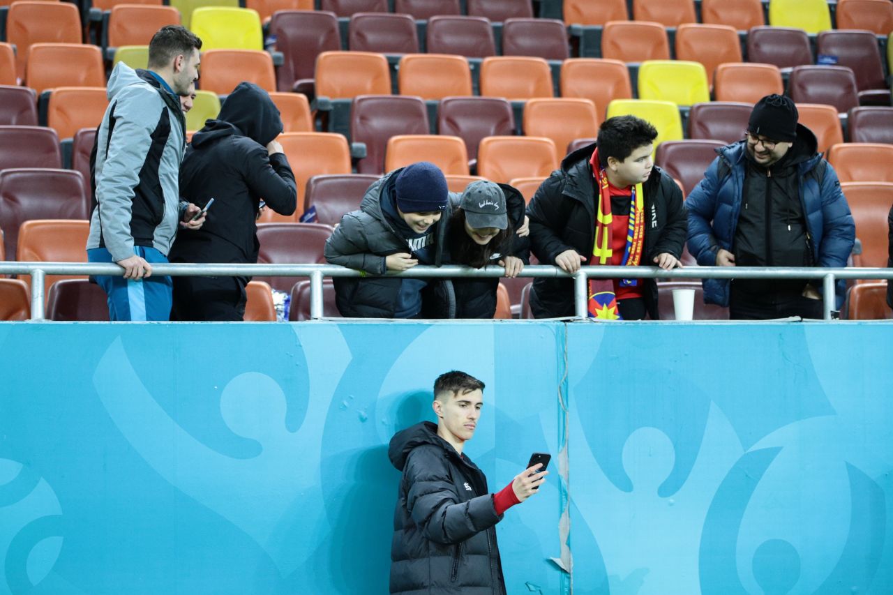 Tavi Popescu Show. Spectatorii i-au lăsat copiii în brațe pe teren și i-au întins telefoanele jucătorului FCSB!_28