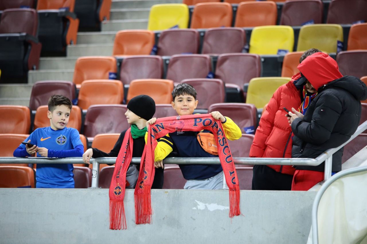 Tavi Popescu Show. Spectatorii i-au lăsat copiii în brațe pe teren și i-au întins telefoanele jucătorului FCSB!_29