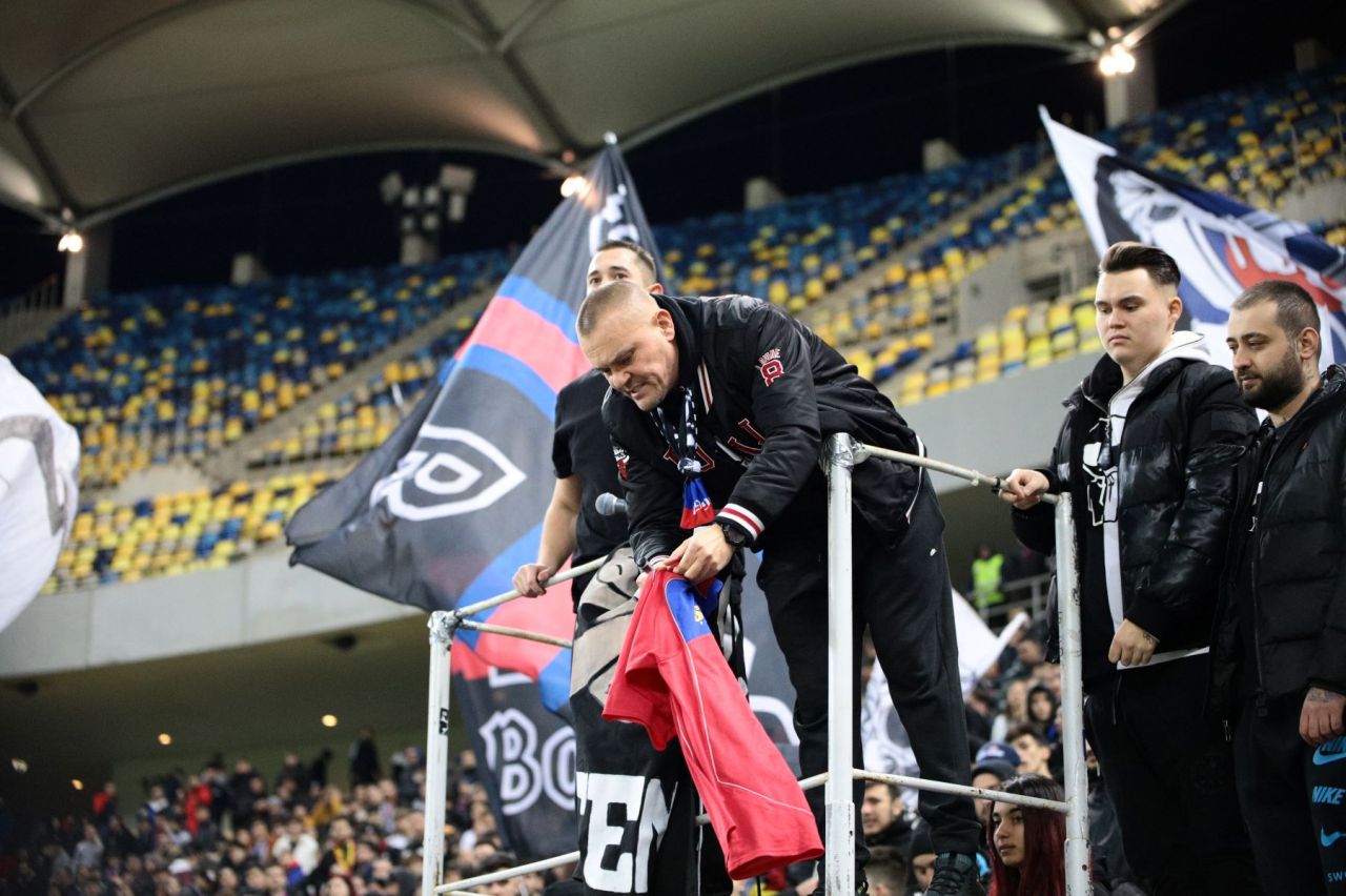 FCSB - Sepsi | Mustață se implică: ce le-a spus jucătorilor lui Elias Charalambous_1