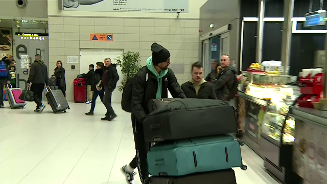 Andrea Compagno s-a prezentat cu patru bagaje uriașe la aeroport! A făcut poze cu fanii și și-a luat la revedere de la România_2