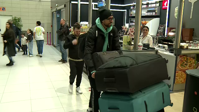 Andrea Compagno s-a prezentat cu patru bagaje uriașe la aeroport! A făcut poze cu fanii și și-a luat la revedere de la România_11