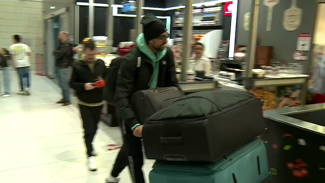 Andrea Compagno s-a prezentat cu patru bagaje uriașe la aeroport! A făcut poze cu fanii și și-a luat la revedere de la România_12