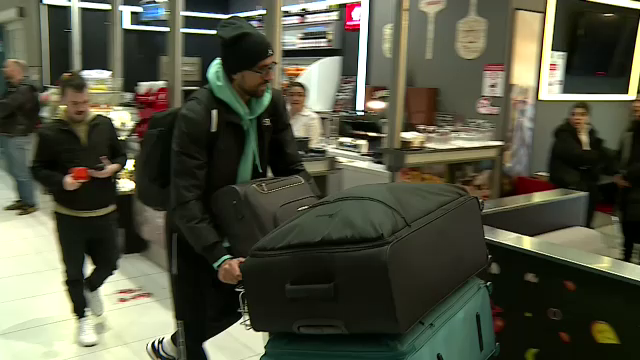 Andrea Compagno s-a prezentat cu patru bagaje uriașe la aeroport! A făcut poze cu fanii și și-a luat la revedere de la România_13