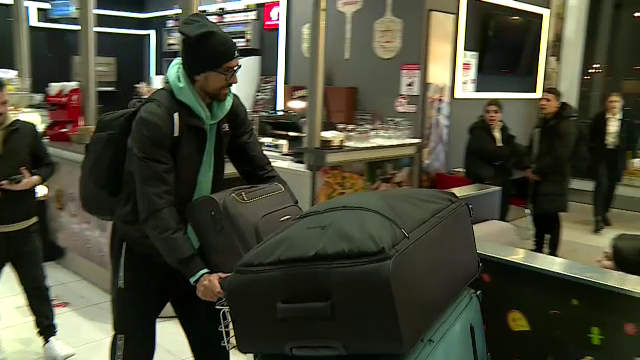 Andrea Compagno s-a prezentat cu patru bagaje uriașe la aeroport! A făcut poze cu fanii și și-a luat la revedere de la România_14