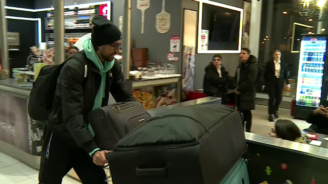 Andrea Compagno s-a prezentat cu patru bagaje uriașe la aeroport! A făcut poze cu fanii și și-a luat la revedere de la România_15