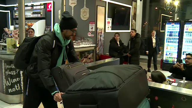 Andrea Compagno s-a prezentat cu patru bagaje uriașe la aeroport! A făcut poze cu fanii și și-a luat la revedere de la România_16