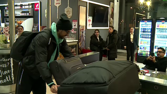 Andrea Compagno s-a prezentat cu patru bagaje uriașe la aeroport! A făcut poze cu fanii și și-a luat la revedere de la România_17