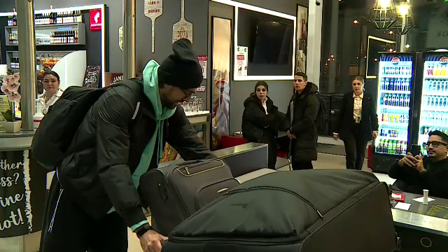 Andrea Compagno s-a prezentat cu patru bagaje uriașe la aeroport! A făcut poze cu fanii și și-a luat la revedere de la România_18