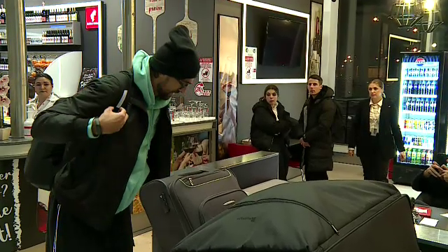 Andrea Compagno s-a prezentat cu patru bagaje uriașe la aeroport! A făcut poze cu fanii și și-a luat la revedere de la România_19