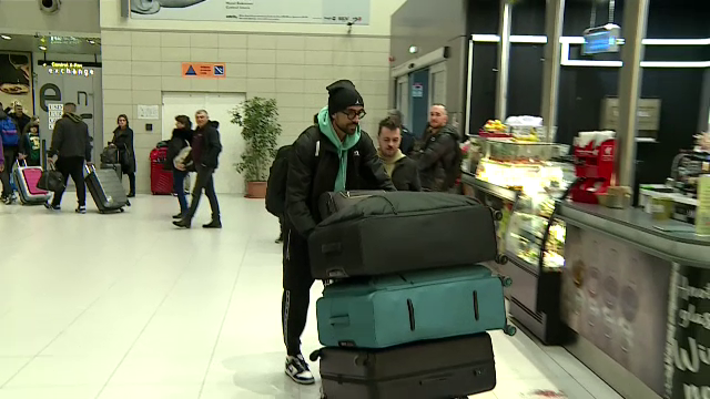 Andrea Compagno s-a prezentat cu patru bagaje uriașe la aeroport! A făcut poze cu fanii și și-a luat la revedere de la România_3