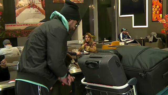 Andrea Compagno s-a prezentat cu patru bagaje uriașe la aeroport! A făcut poze cu fanii și și-a luat la revedere de la România_27