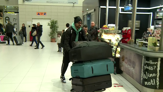 Andrea Compagno s-a prezentat cu patru bagaje uriașe la aeroport! A făcut poze cu fanii și și-a luat la revedere de la România_4