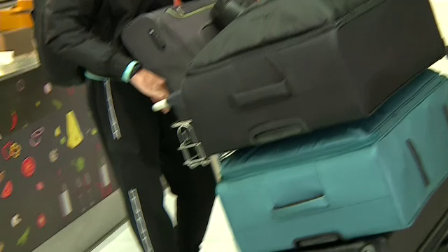 Andrea Compagno s-a prezentat cu patru bagaje uriașe la aeroport! A făcut poze cu fanii și și-a luat la revedere de la România_32