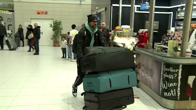 Andrea Compagno s-a prezentat cu patru bagaje uriașe la aeroport! A făcut poze cu fanii și și-a luat la revedere de la România_5