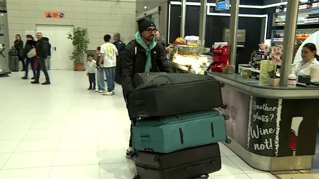 Andrea Compagno s-a prezentat cu patru bagaje uriașe la aeroport! A făcut poze cu fanii și și-a luat la revedere de la România_6