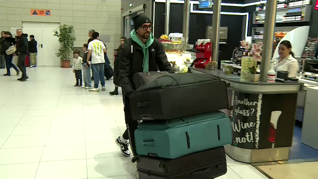 Andrea Compagno s-a prezentat cu patru bagaje uriașe la aeroport! A făcut poze cu fanii și și-a luat la revedere de la România_7