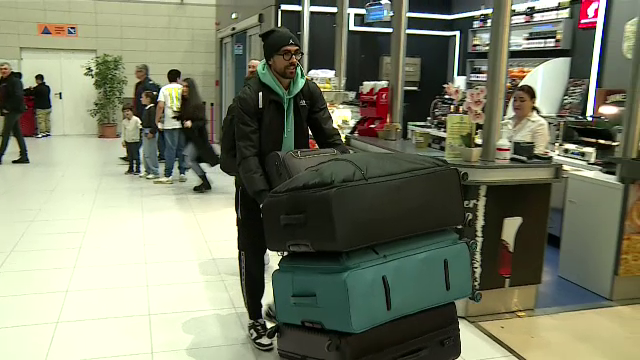 Andrea Compagno s-a prezentat cu patru bagaje uriașe la aeroport! A făcut poze cu fanii și și-a luat la revedere de la România_8