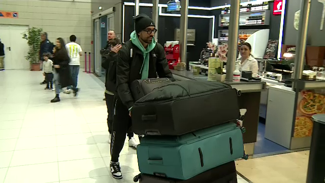 Andrea Compagno s-a prezentat cu patru bagaje uriașe la aeroport! A făcut poze cu fanii și și-a luat la revedere de la România_9