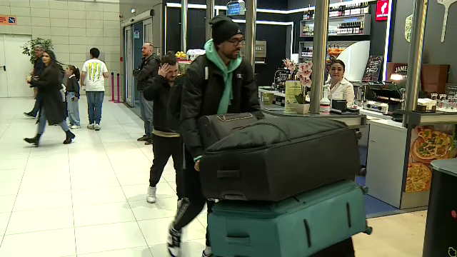 Andrea Compagno s-a prezentat cu patru bagaje uriașe la aeroport! A făcut poze cu fanii și și-a luat la revedere de la România_10