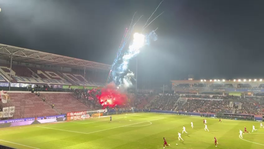 Spectacol la CFR Cluj - Rapid! Fanii ardelenilor au incendiat Gruia după ce au aruncat cu artificii în startul meciului_1