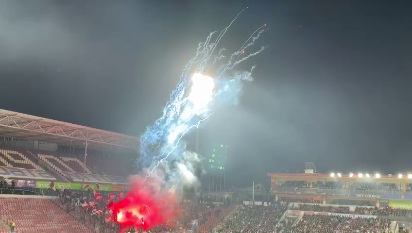 Spectacol la CFR Cluj - Rapid! Fanii ardelenilor au incendiat Gruia după ce au aruncat cu artificii în startul meciului_2