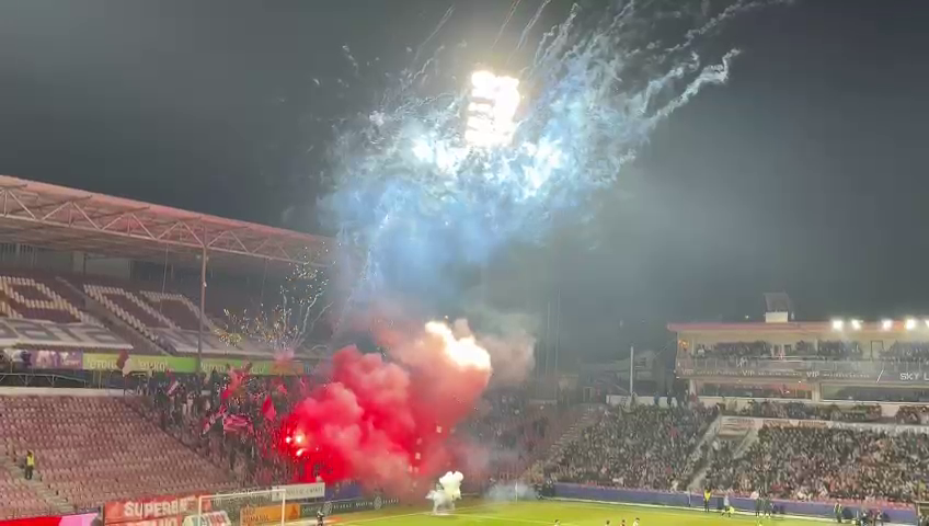 Spectacol la CFR Cluj - Rapid! Fanii ardelenilor au incendiat Gruia după ce au aruncat cu artificii în startul meciului_11