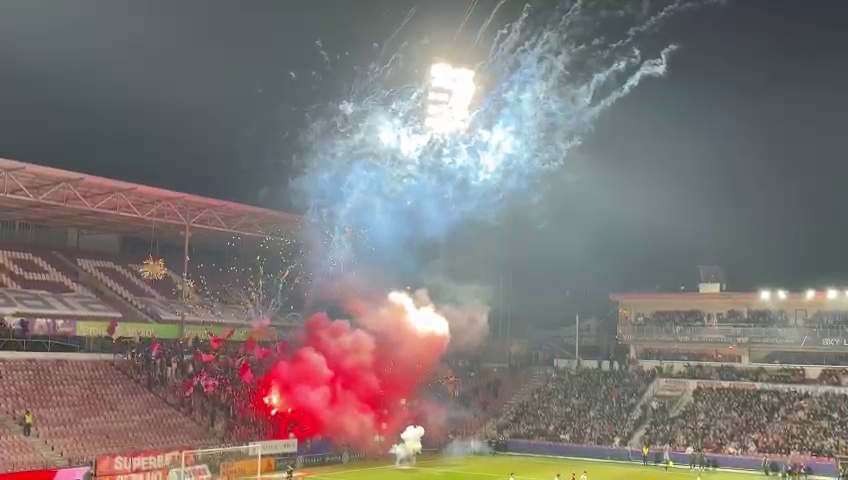Spectacol la CFR Cluj - Rapid! Fanii ardelenilor au incendiat Gruia după ce au aruncat cu artificii în startul meciului_12