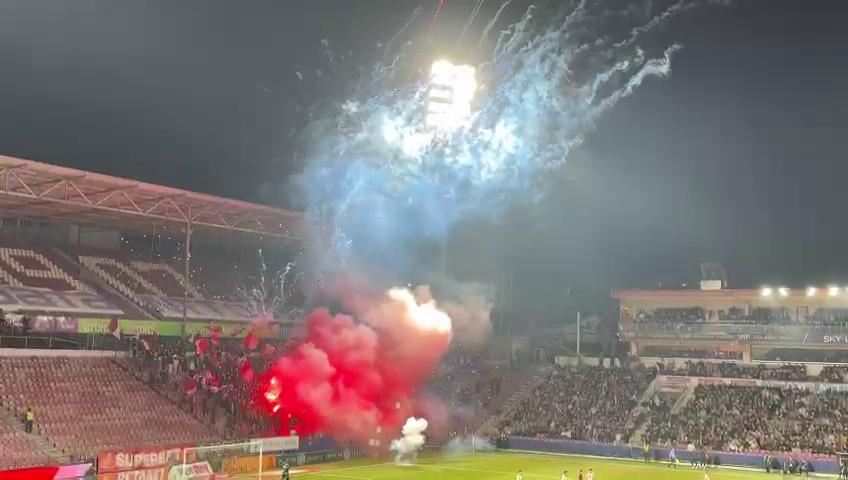 Spectacol la CFR Cluj - Rapid! Fanii ardelenilor au incendiat Gruia după ce au aruncat cu artificii în startul meciului_14