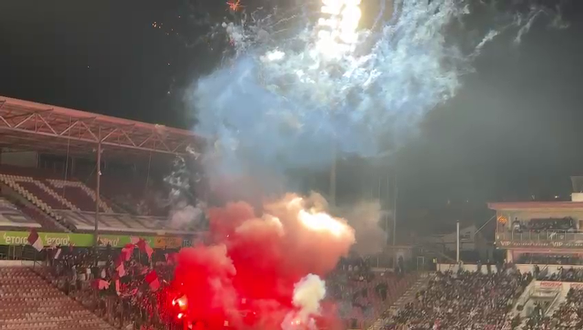 Spectacol la CFR Cluj - Rapid! Fanii ardelenilor au incendiat Gruia după ce au aruncat cu artificii în startul meciului_15