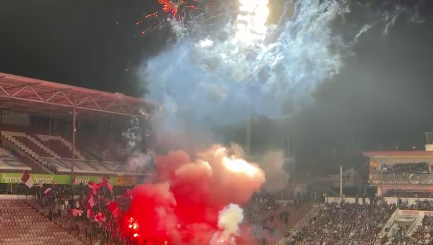 Spectacol la CFR Cluj - Rapid! Fanii ardelenilor au incendiat Gruia după ce au aruncat cu artificii în startul meciului_16