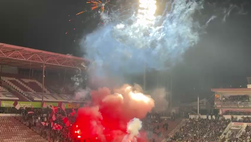 Spectacol la CFR Cluj - Rapid! Fanii ardelenilor au incendiat Gruia după ce au aruncat cu artificii în startul meciului_17